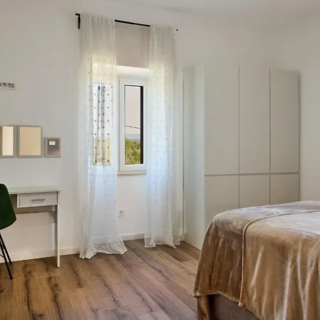 Vila Telma In - Haus Fuer 8-10 Personen Kostrcani