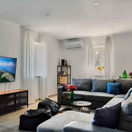Vila Telma In - Haus Fuer 8-10 Personen Kostrcani